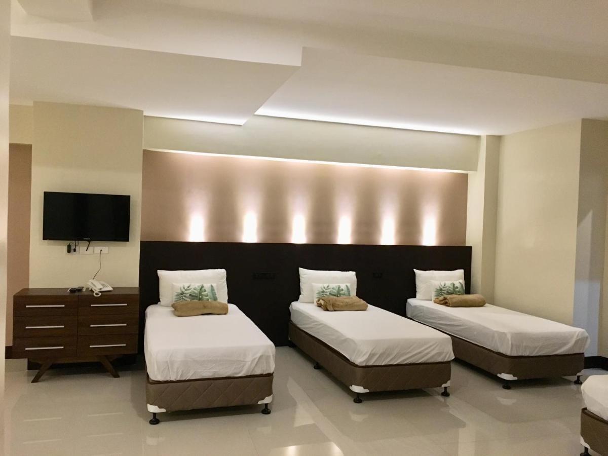 Eon Centennial Resort Hotel & Waterpark Илоило Номер фото