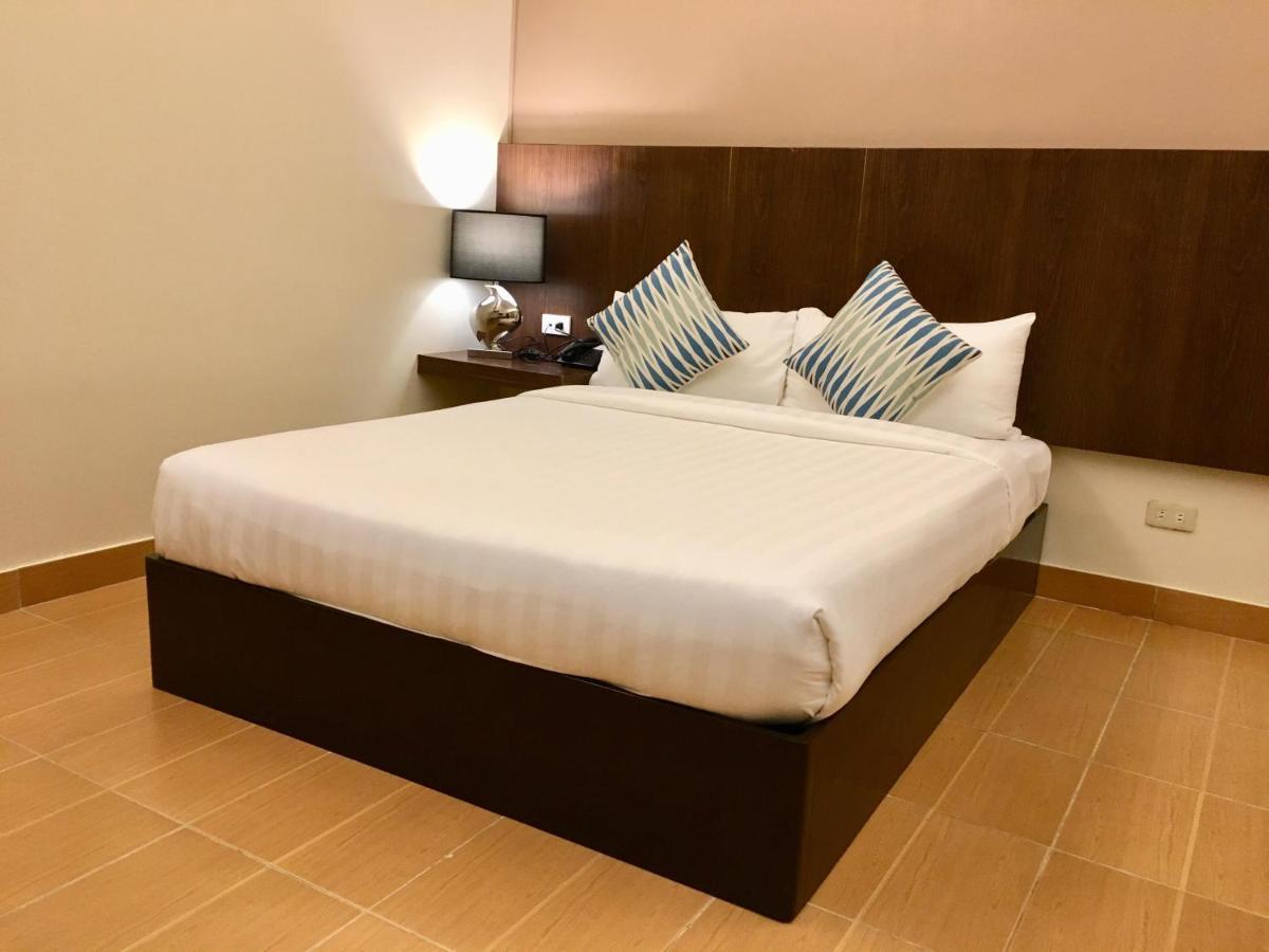 Eon Centennial Resort Hotel & Waterpark Илоило Экстерьер фото