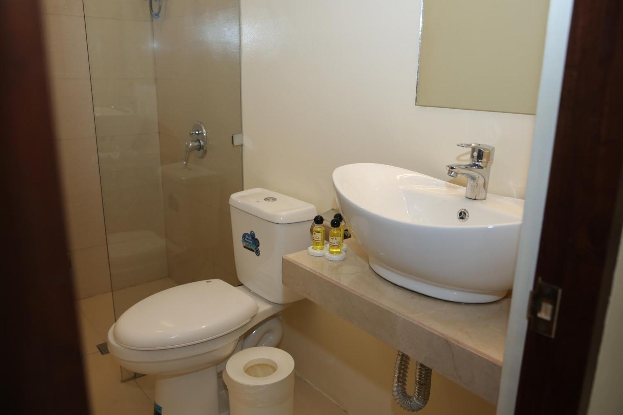 Eon Centennial Resort Hotel & Waterpark Илоило Номер фото