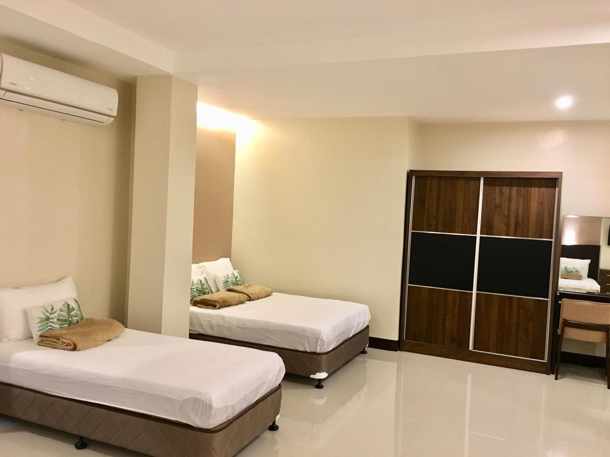 Eon Centennial Resort Hotel & Waterpark Илоило Номер фото