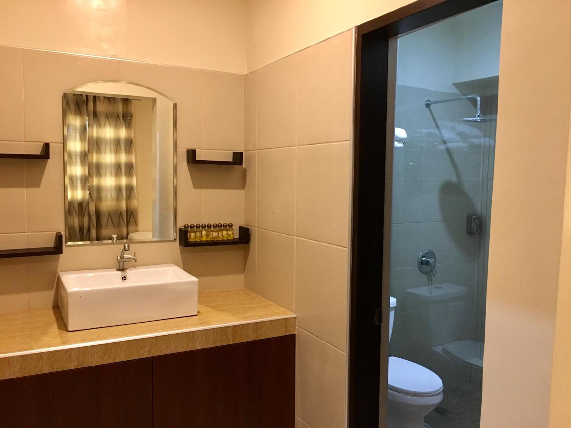 Eon Centennial Resort Hotel & Waterpark Илоило Номер фото