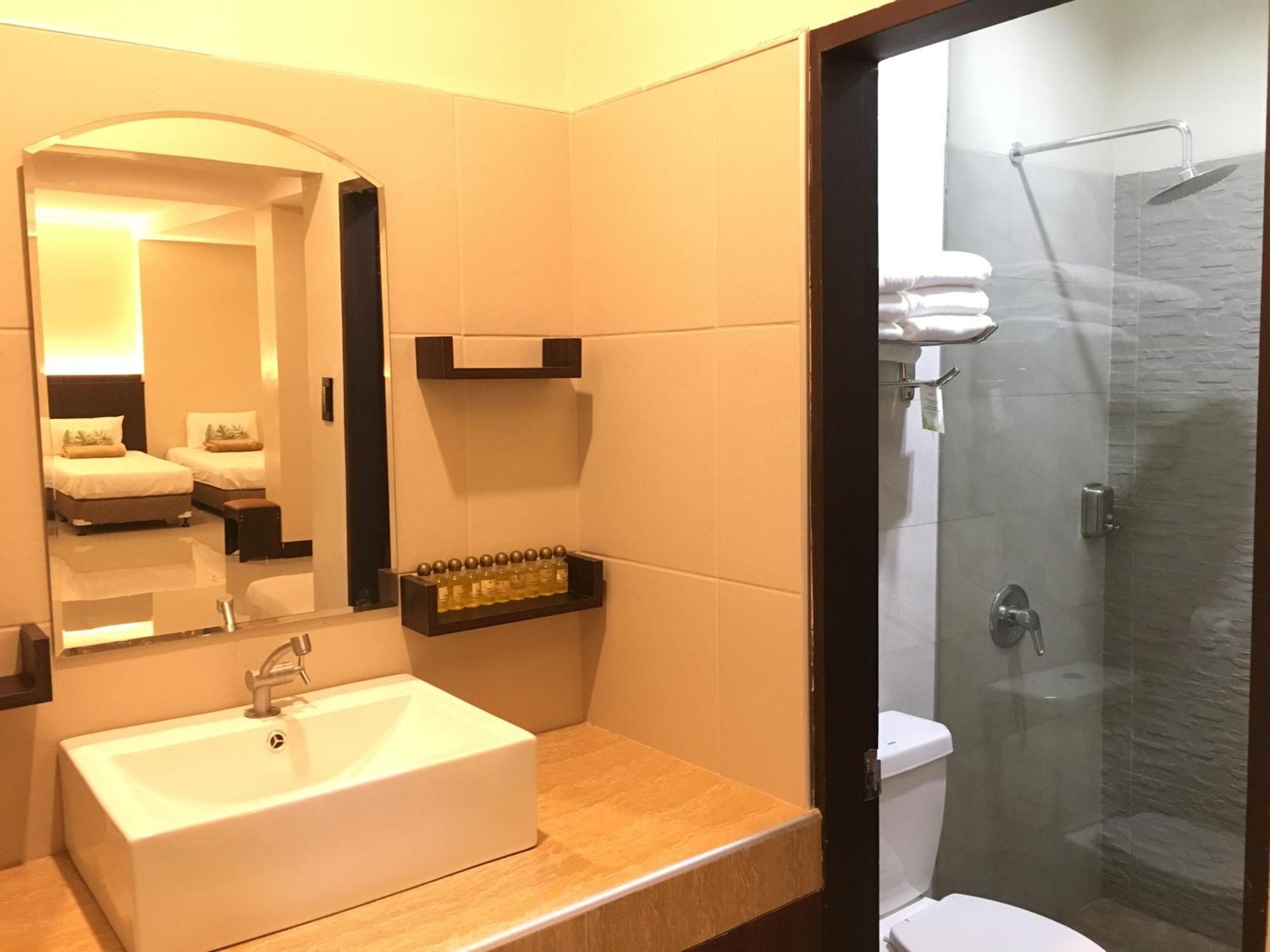 Eon Centennial Resort Hotel & Waterpark Илоило Номер фото